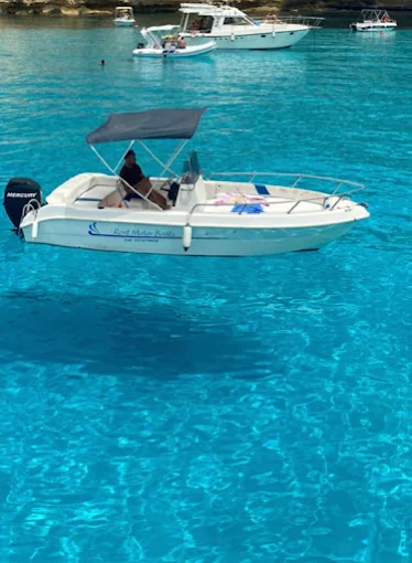 Motoscafo Sardinien Boats in acque cristalline